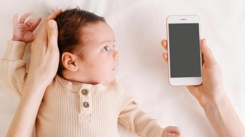 Bild Baby oder Smartphone im Blick?